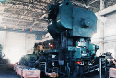 3月24日，，，，天下第一台德国奥姆卡4000吨热模锻生产线在bbin宝盈总厂热模锻车间装置调试。。。。