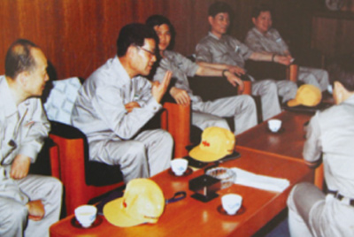 为了学习外国先进手艺和治理要领，，，，前往引进手艺与装备的国家举行实地考察。。。。薛仲光厂长在日本。。。。