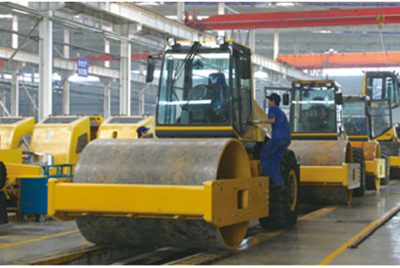 2002年2月，，，，由履带厂开发研制的YZ18液压振动压路机，，，，顺遂下线。。。。