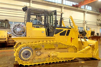 天下上第一台燃气型履带式推土机——SD20-5（LNG）在研究总院新产品试制中心下线。。。。SD20-5（LNG）履带式推土机是公司顺应行业生长趋势开发的一款节能、环保产品，，，，整机接纳自然气专用发念头，，，，燃烧后无积炭，，，，知足stageIIIA排放，，，，寿命更长，，，，维修频率更低。。。。