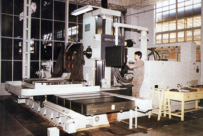 BPN-13B(R4)数控卧式加工中心。。。。厂房扩建加大，，，，装备填平补齐，，，，增添精、大、稀装备，，，，新上生产线，，，，提高企业装备素质，，，，使bbin宝盈厂成为名副着实的大马力推土机生产厂。。。。
