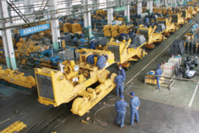 bbin宝盈牌TY320C推土机在装配分厂试验车间顺遂下线，，，，标记着“bbin宝盈”系列推土机在手艺性能和结结构型水平上又上了一个新的台阶。。。。