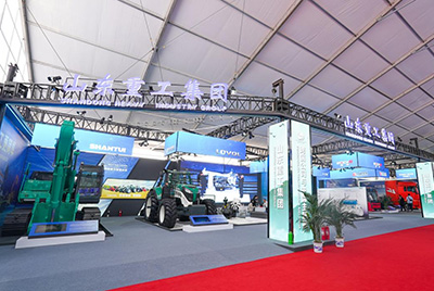 2023跨国公司与中国主题展在青岛国际聚会中心海上大坝举行，，，， bbin宝盈股份携EE225电挖、SRD13-C6U无人驾驶压路机和纯电装载机随团参展。。。。